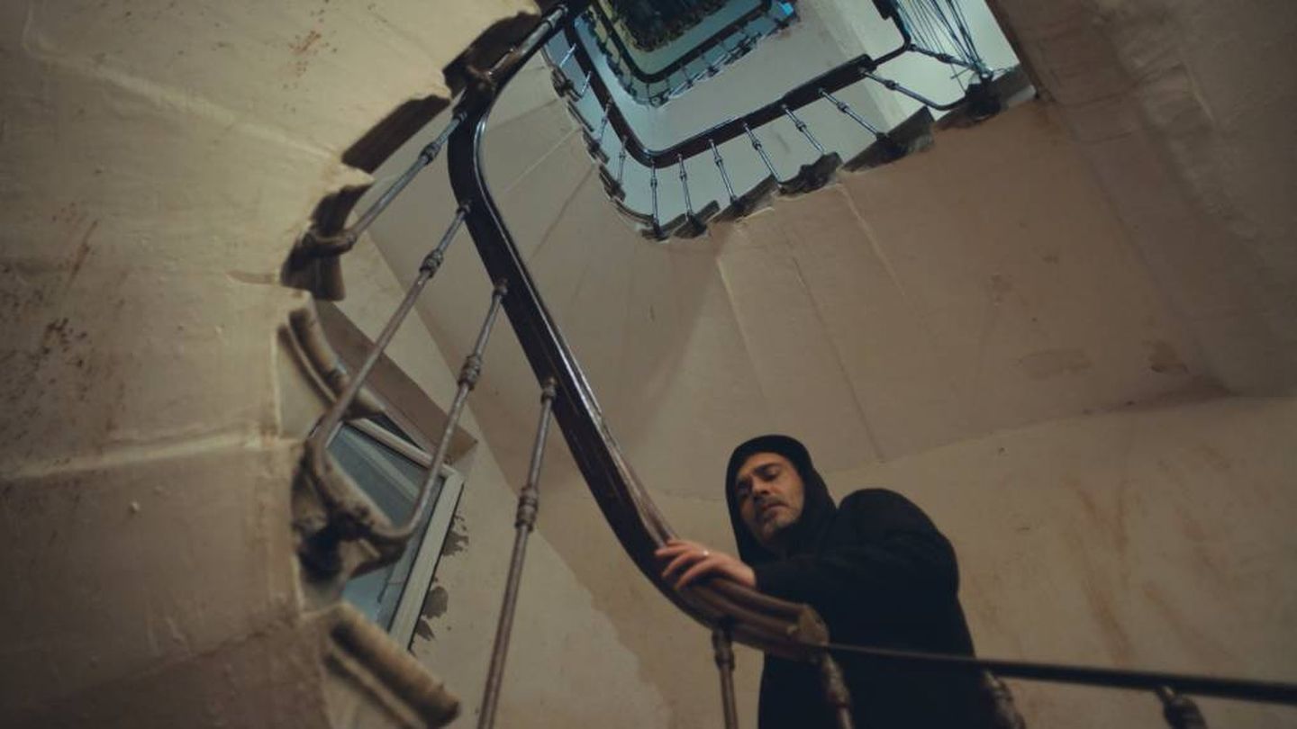 Sarp, subiendo las escaleras hacia la casa de Bahar. (Atresmedia)