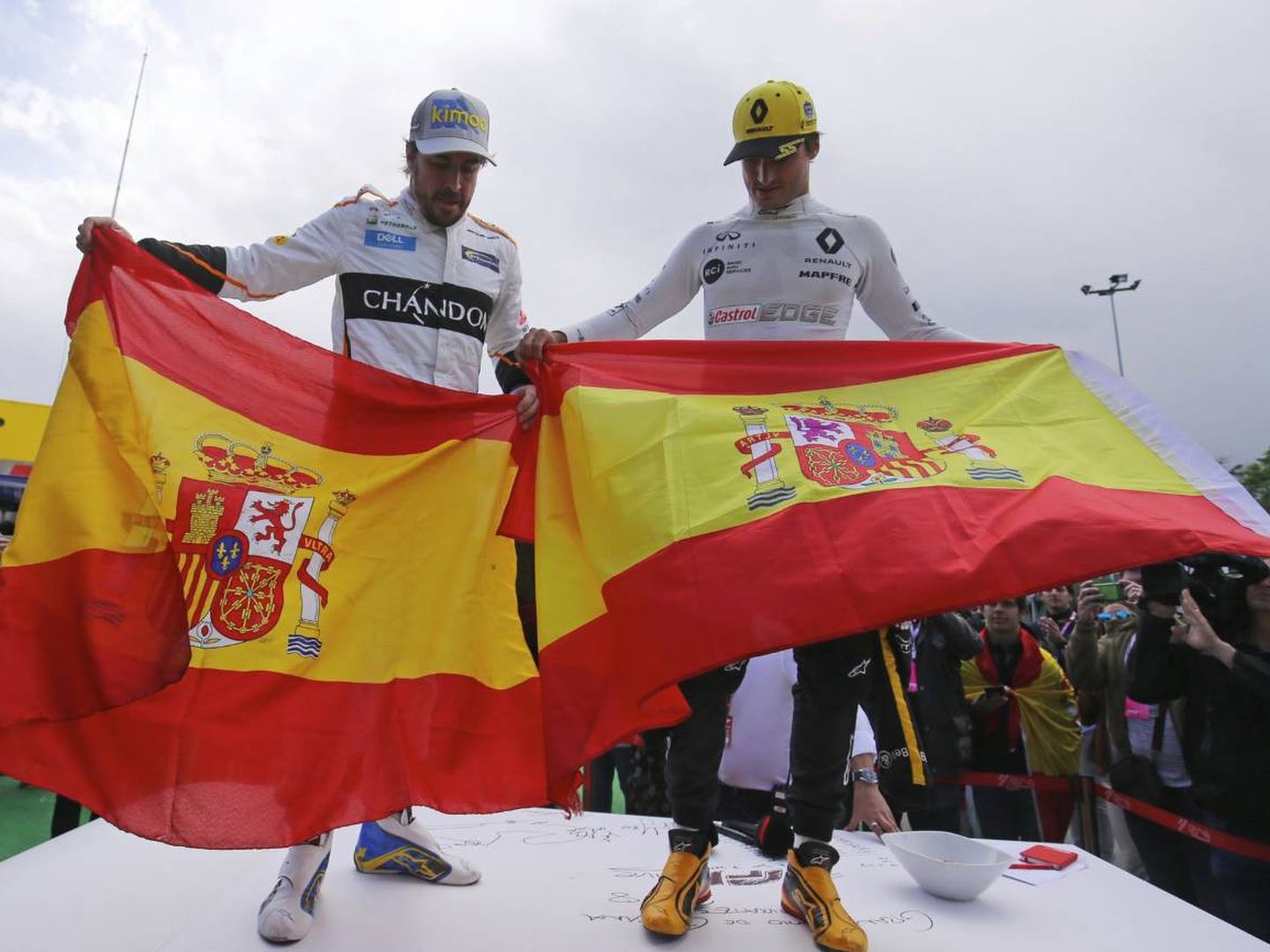 Fernando Alonso y Carlos Sainz sostienen banderas de España | Twitter de Renault