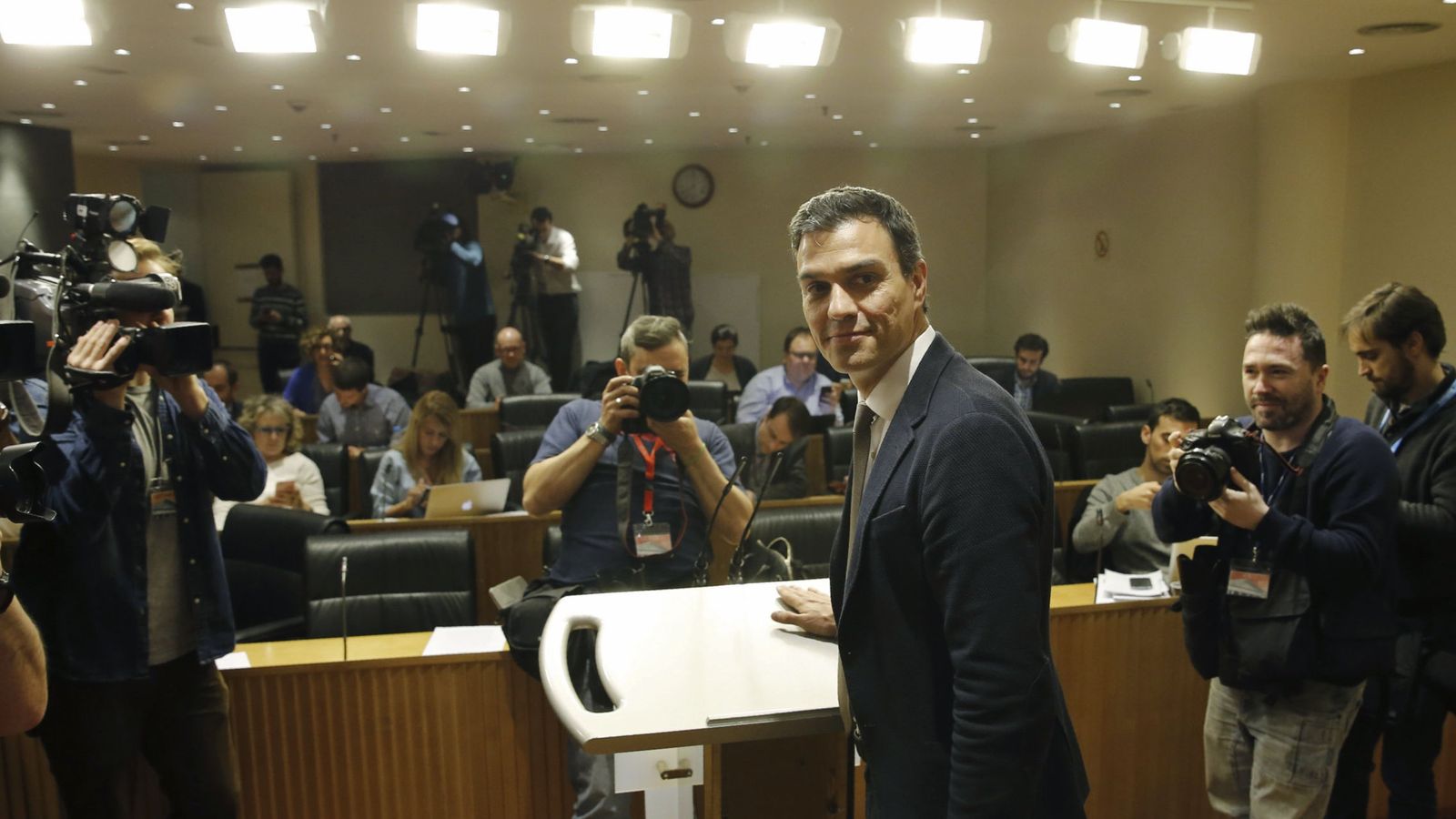 Foto: Pedro Sánchez, este 3 de febrero, en el Congreso, antes de la rueda de prensa de balance de los primeros contactos para intentar formar Gobierno. (EFE)