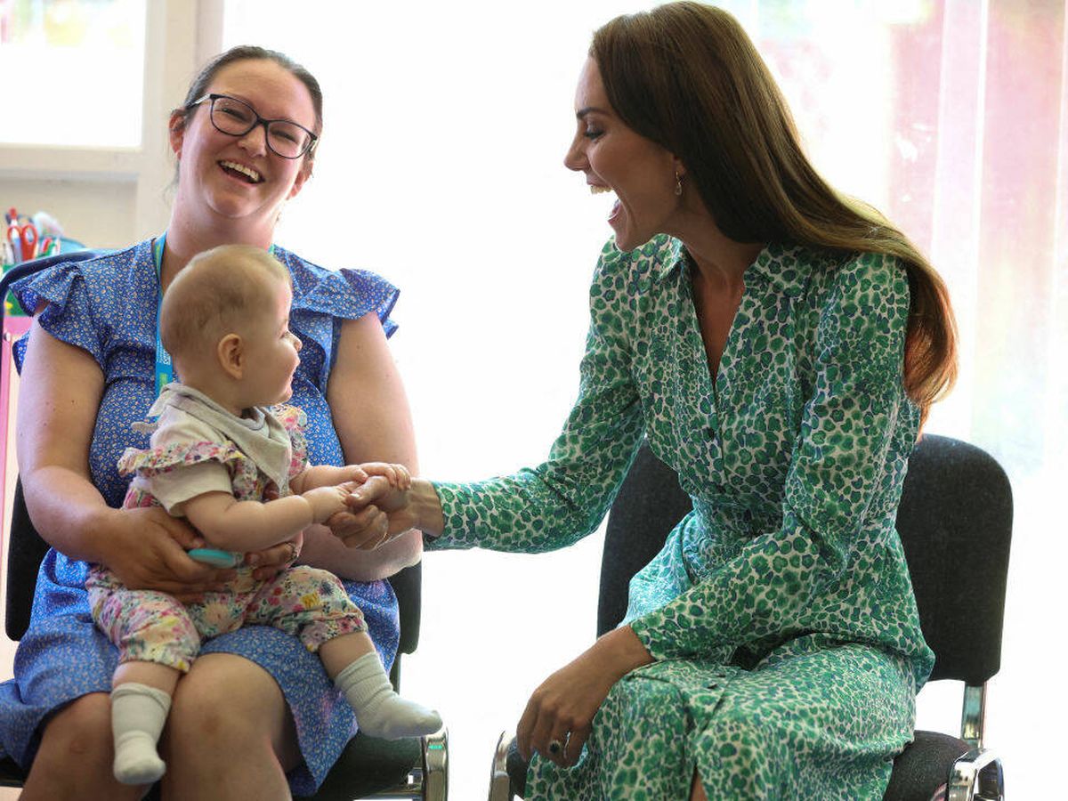 Foto: Una sonriente Kate Middleton charla con familias en Nuneaton. (Getty)