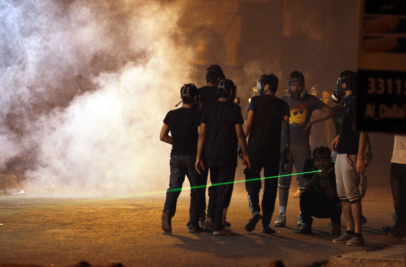 Manifestantes se enfrentan a la policía antidisturbios en Diraz, Bahréin, en julio de 2013. (Reuters)