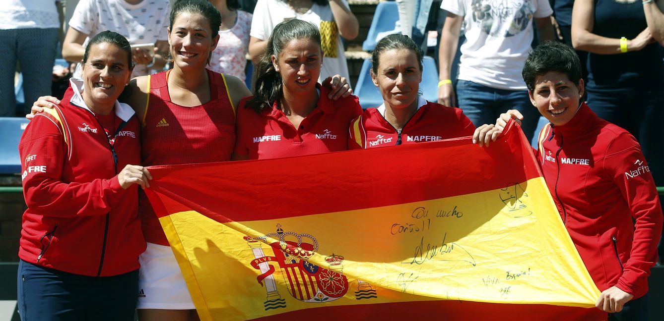 La capitana del equipo español, Conchita Martinez, junto a las jugadoras Garbiñe Muguruza, Sara Sorribes, Anabel Medina y Carla Suarez, celebran su victoria en la eliminatoria de la Copa Federación. (EFE)