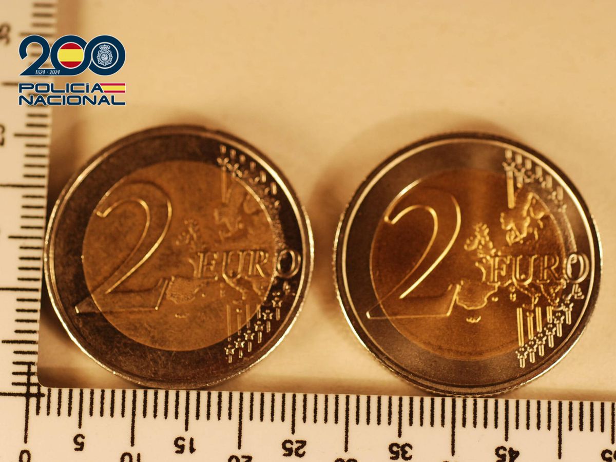 Foto: Una moneda real (i) y una falsificada (d) de las encontradas en Logroño. (Cedida: Policía)