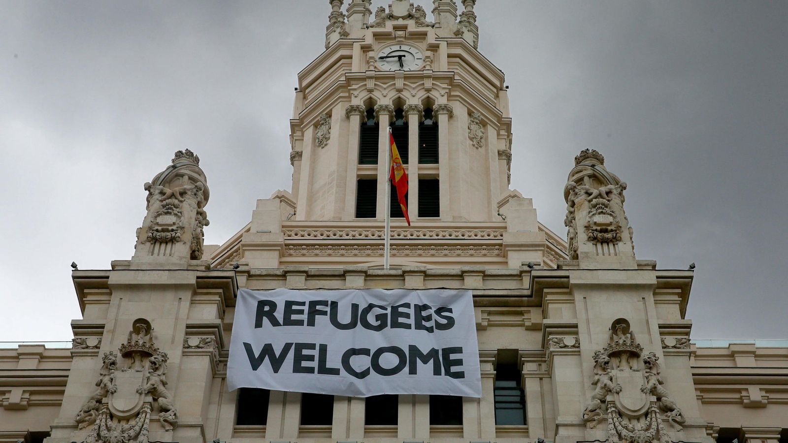 Foto: Detalle de una pancarta con la leyenda "Refugees Welcome" -"Refugiados, bienvenidos", colocada en el Ayuntamiento de Madrid. (EFE)