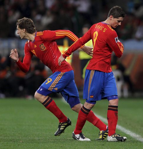 Foto: Llorente entró sustituyendo a Torres para ayudar a España contra Portugal en los octavos del Mundial 2010 (EFE).