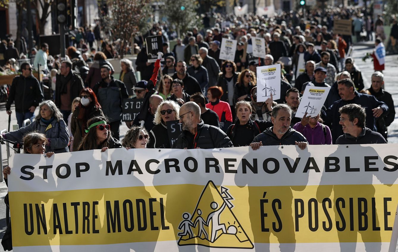 Protesta contra los macroparques eólicos en Valencia. (EFE/M. Bruque) 
