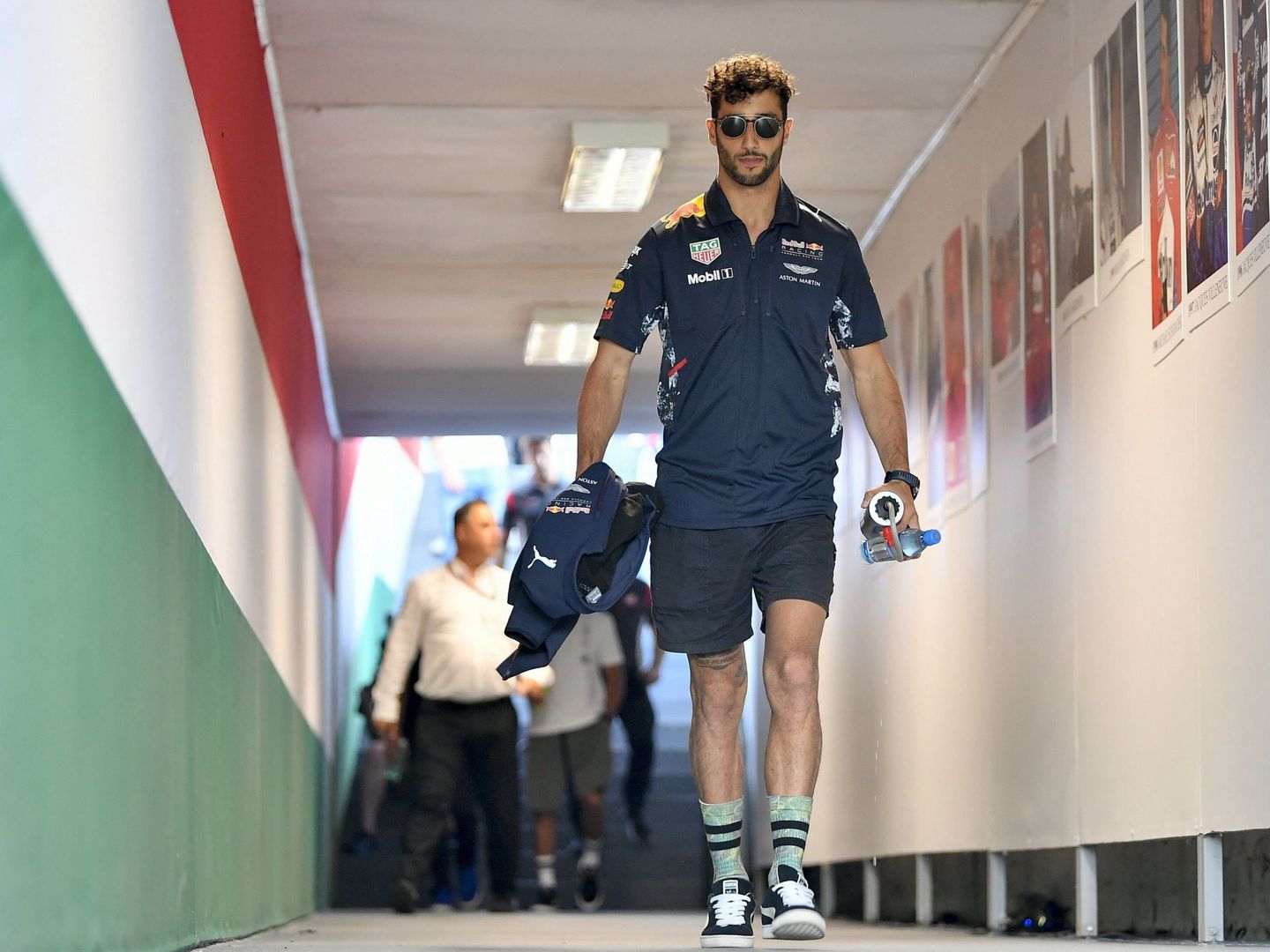 Ricciardo, caminando en el GP de Hungría. (EFE)