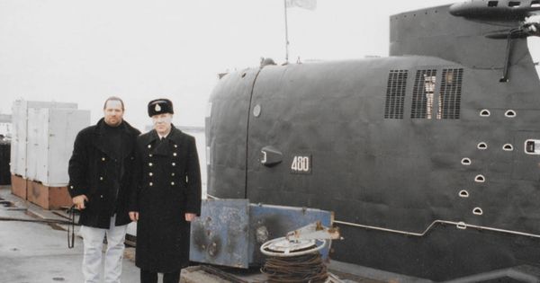 Foto: Imagen del documental 'Operation Odessa' con Tarzán posando junto a un oficial del ejército ruso y un submarino. 