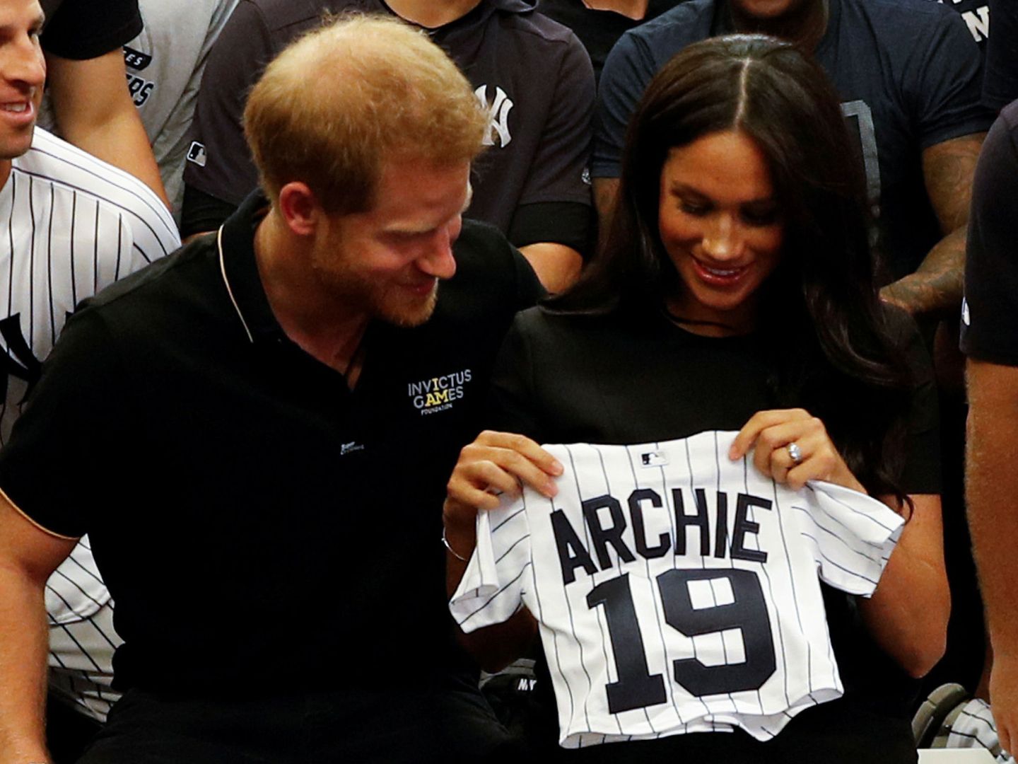Los duques de Sussex, con una camiseta con el nombre de Archie, que tiene mucho en común con el que han elegido para su fundación. (Reuters)