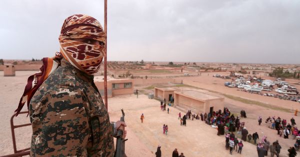 Foto: Un combatiente de las milicias kurdo-árabes SDF observa a civiles que huyen de Raqqa cerca de la ciudad. (Reuters) 