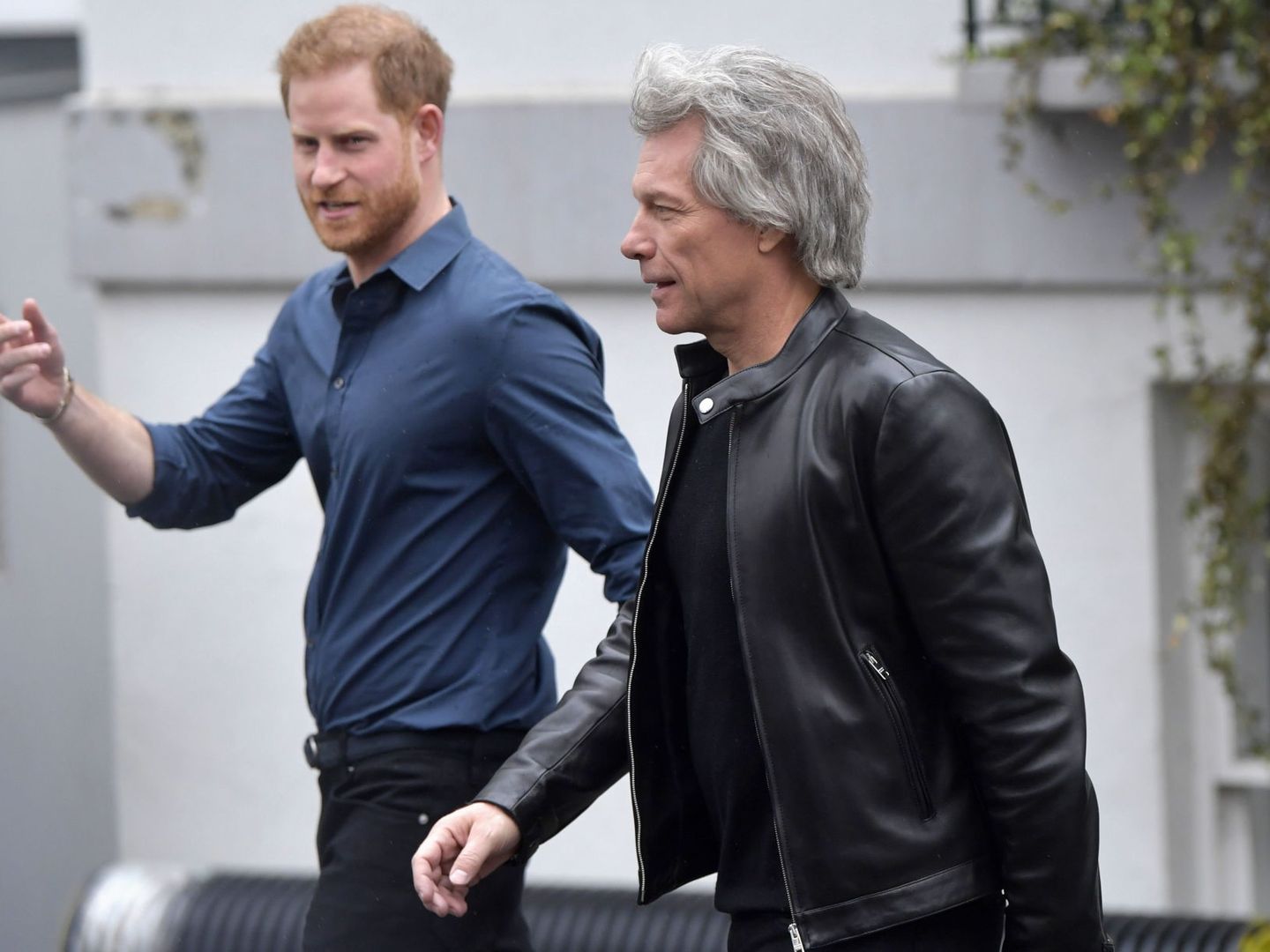 El príncipe Harry y Jon Bon Jovi, en los estudios de Londres. (EFE/Neil Hall)