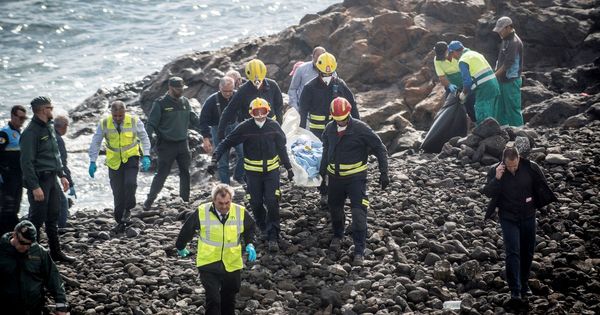 Foto: Efectivos de los servicios de Emergencias trasladan el cuerpo de uno de los fallecidos en la playa Bastián de Costa Teguise. (EFE)