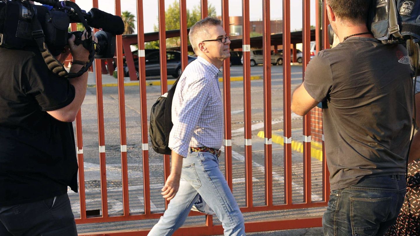 El ex asesor Domingo Enrique Castaño, al salir de prisión tras abonar la fianza (Efe)