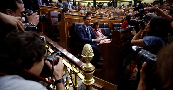 Foto: Pedro Sánchez y Carmen Calvo, minutos antes del arranque del debate de la segunda votación de investidura, este 25 de julio. (EFE)
