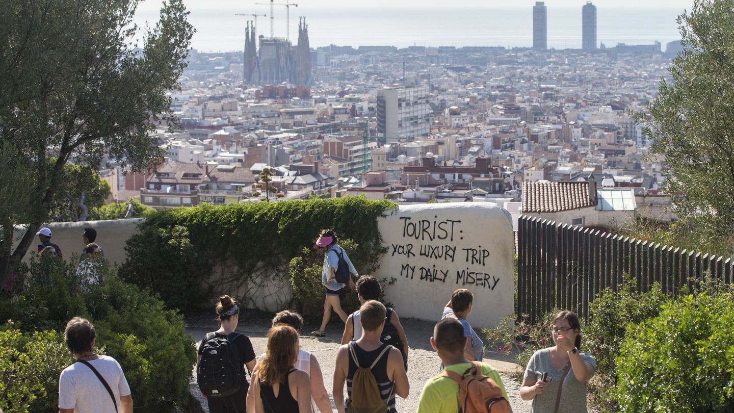 Pintada en el Park Güell de Barcelona contra el turismo masificado. (EFE)