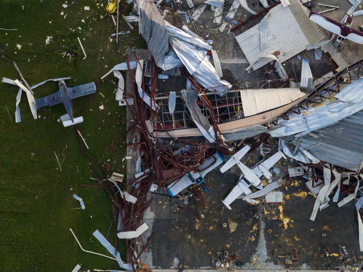 Foto: Destrozos de Laura en un hangar de Sulphur, Louisiana, desde un dron. (Reuters)