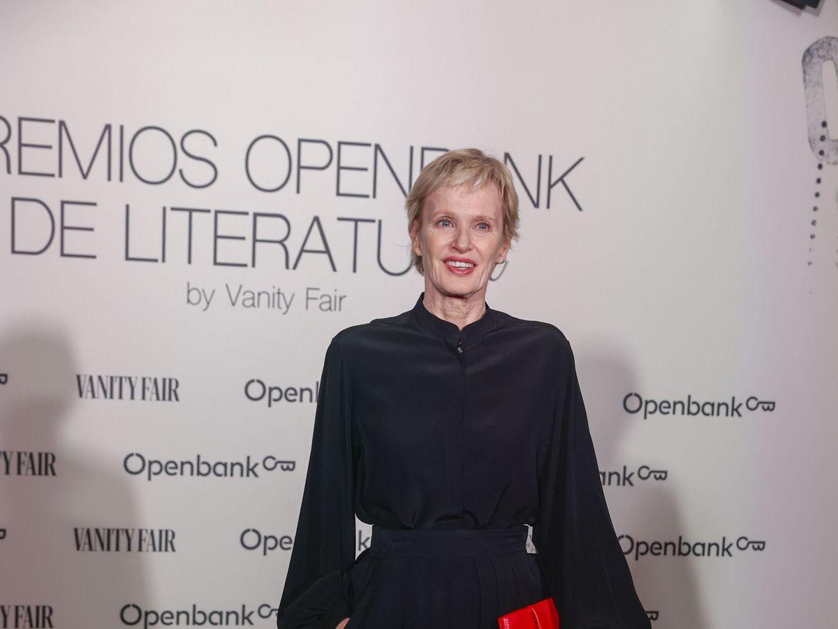 Foto: Siri Hustvedt posa para los medios a su llegada a la entrega de los Premios Openbank de Literatura by Vanity Fair 2024. EFE J.P. Gandul.