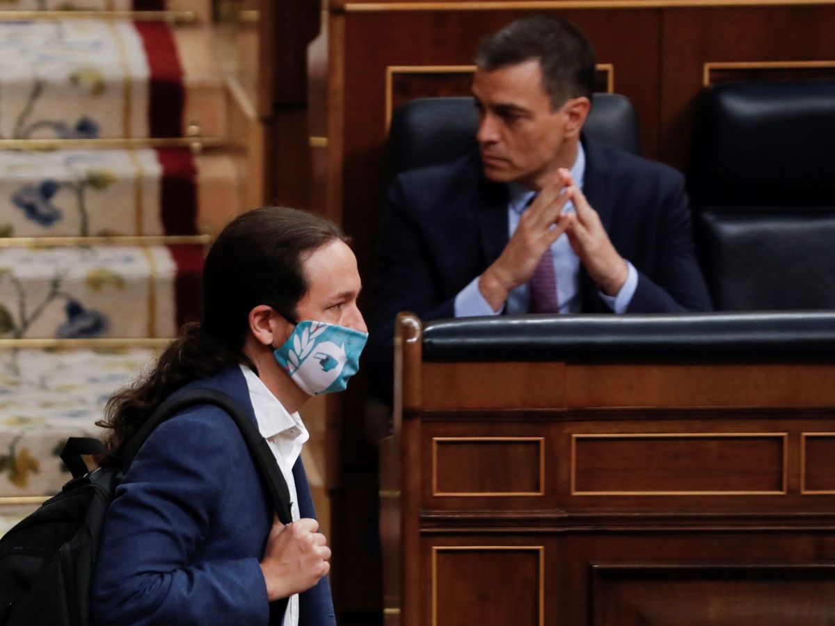 Foto: Sánchez mira para otro lado mientras Iglesias avanza hacia su escaño en la pasada sesión de Control. (EFE)