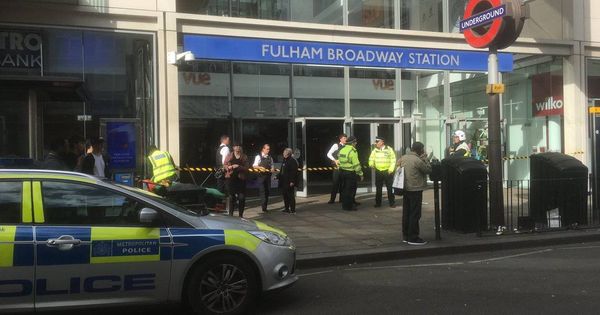 Foto: Estación de Fulham Broadway, evacuada por la policía. (@MRV2899)