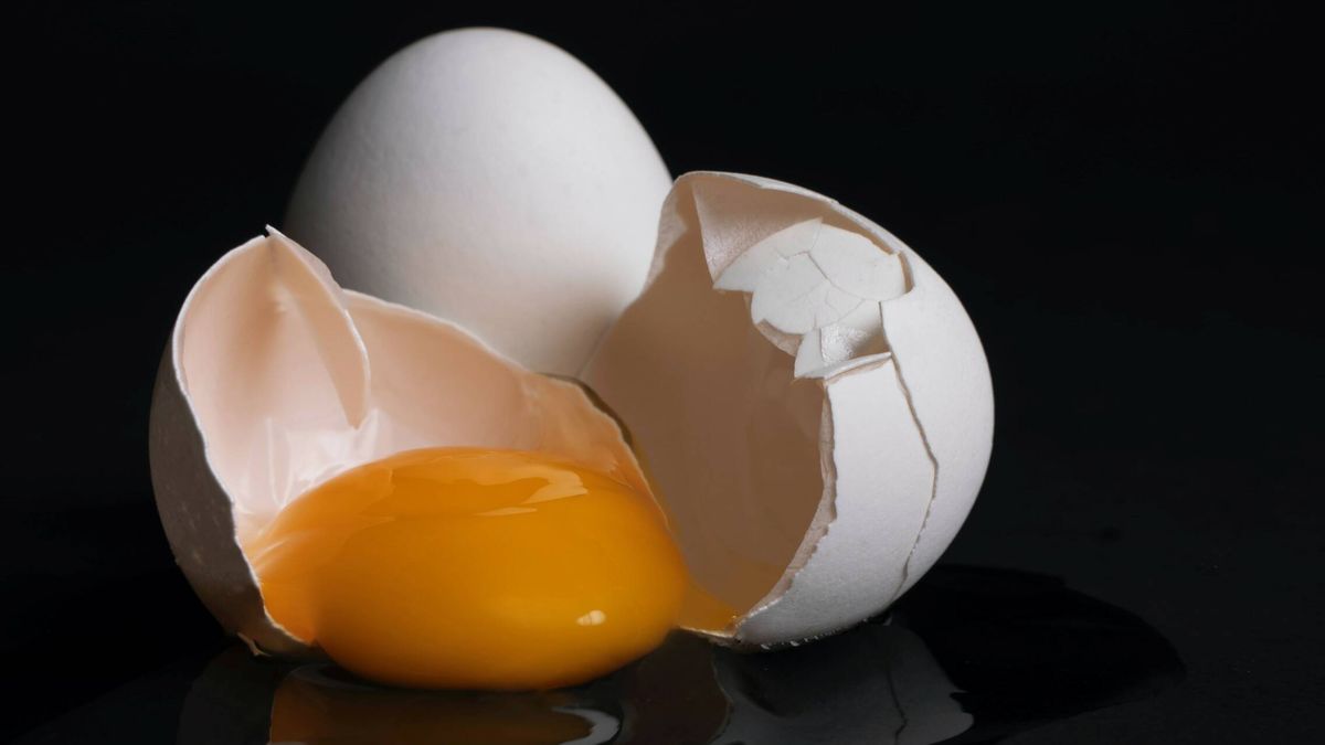 ¿Te has preguntado si tomar huevo crudo es sano? 