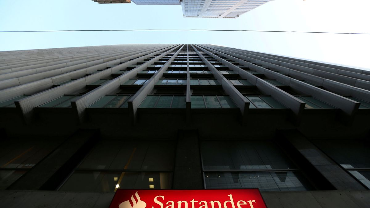 Santander convoca a los sindicatos el 6 de mayo para empezar a negociar el ERE