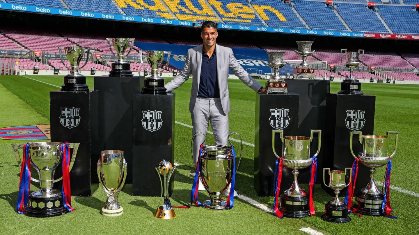 Luis Suárez posa con los trofeos que ha ganado en el Barcelona. (fcbarcelona)