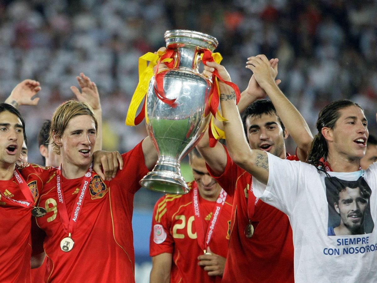 Foto: España, con el trofeo de campeón en 2008. (Reuters/Kai Ptaffenbach)