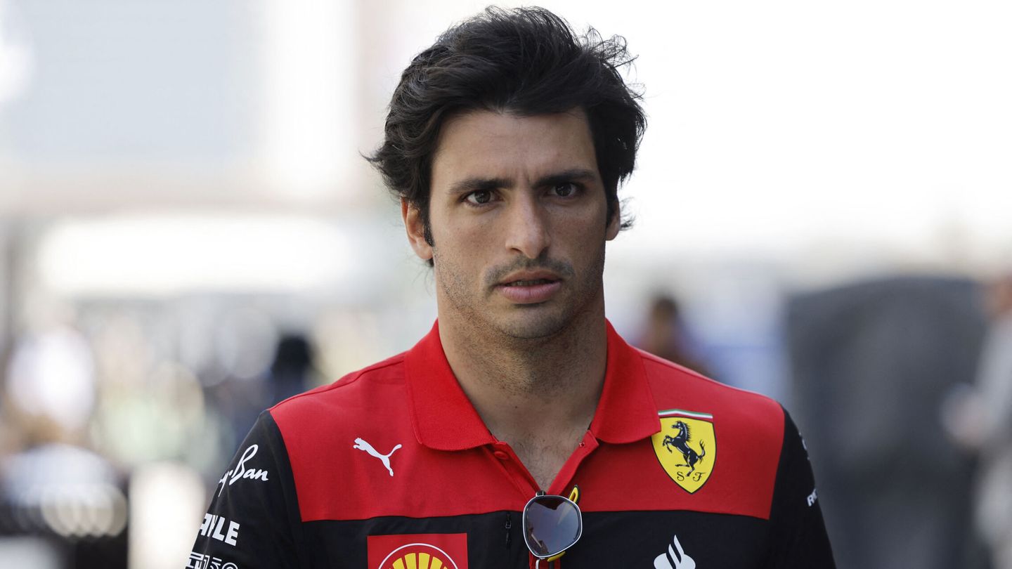 Carlos Sainz, en su llegada al paddock del Gran Premio de Arabia Saudí. (Reuters/Hamad I Mohammed)