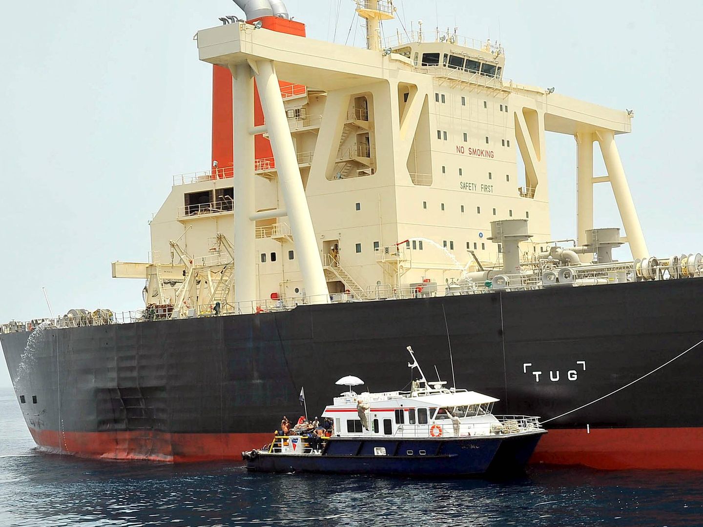 El petrolero japonés 'M.Star' sufrió una explosión el miércoles 28 de julio de 2010, cuando navegaba en el estrecho de Ormuz. Imagen cedida por la Agencia de Noticias Emiratos (WAM) 