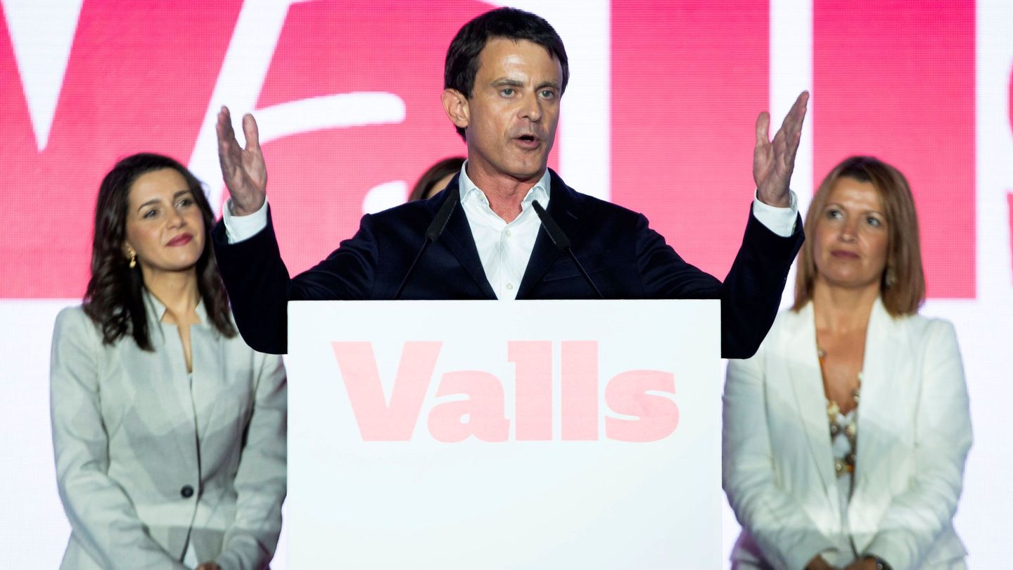 Valls (c), durante la campaña de 2019, acompañado por Inés Arrimadas (i) y Eva Parera (d). (EFE)