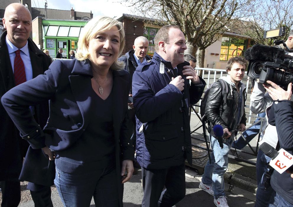 Foto: La líder del Frente Nacional, Marine Le Pen, y el secretario gneral Steeve Briois tras votar en Henin Beaumont. (Reuters)