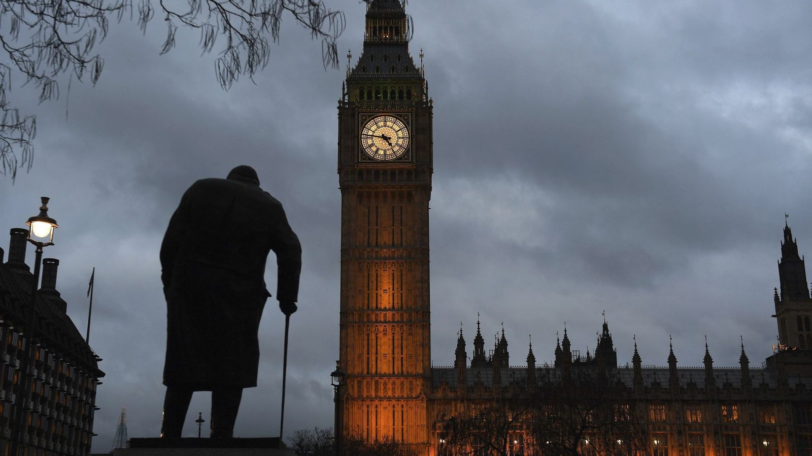 Foto: Vista del Parlamento de Londres durante el atardecer. (EFE)