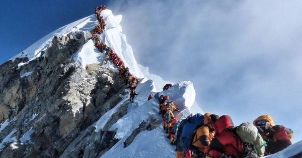 Foto: Colas para subir a la cima del Everest. (Nirmal Purja)