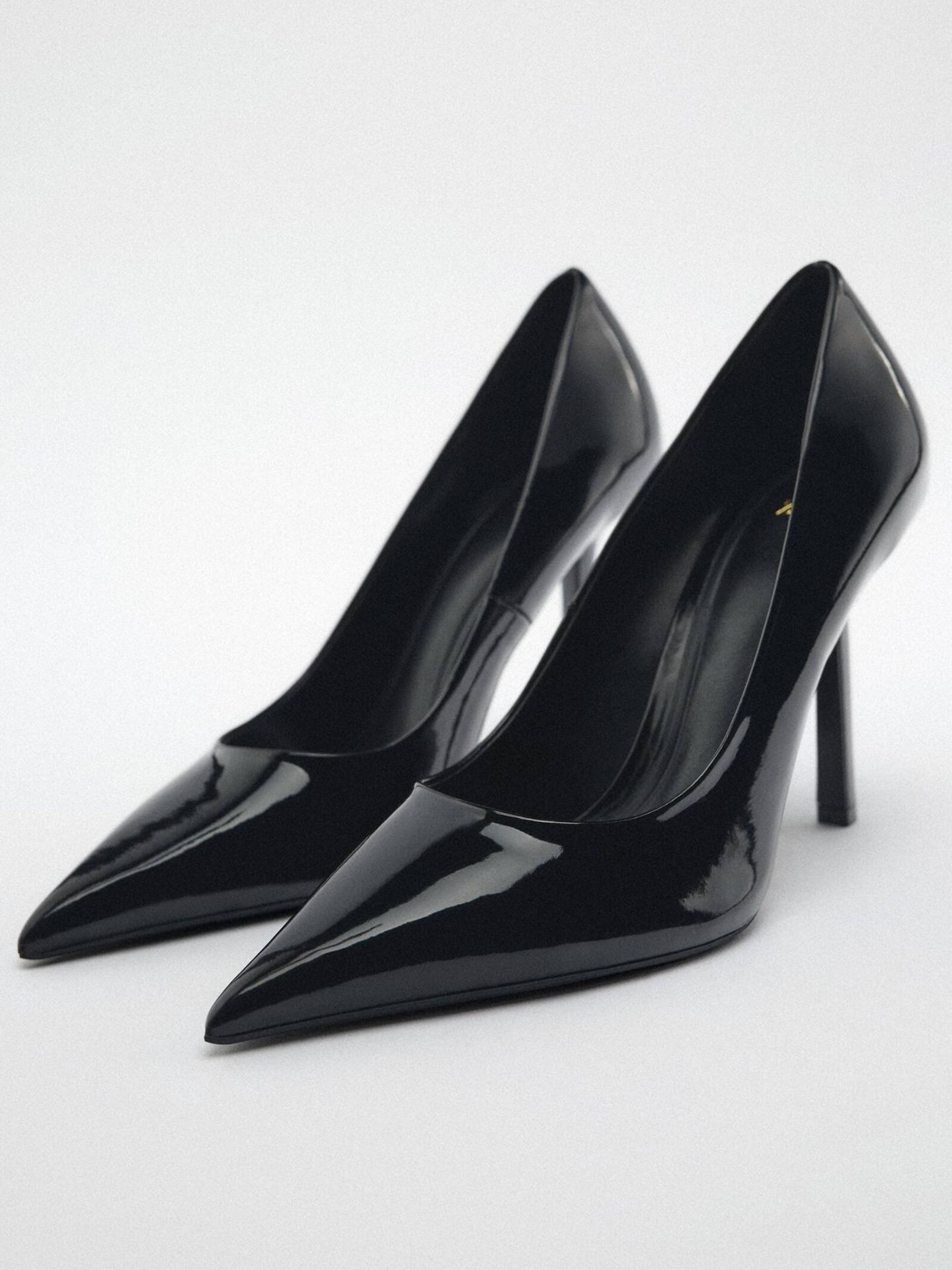 Zapatos de tacón de Zara, inspirándonos en el look de la reina Letizia. (Cortesía)