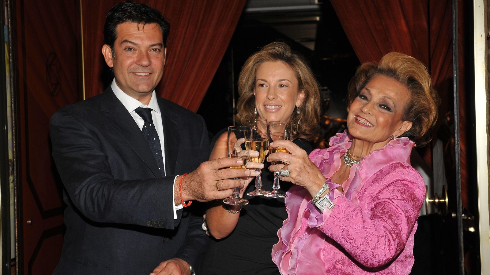 Foto: Augusto Algueró, con su ex Marta Díaz y Carmen Sevilla en 2008 (Gtres)