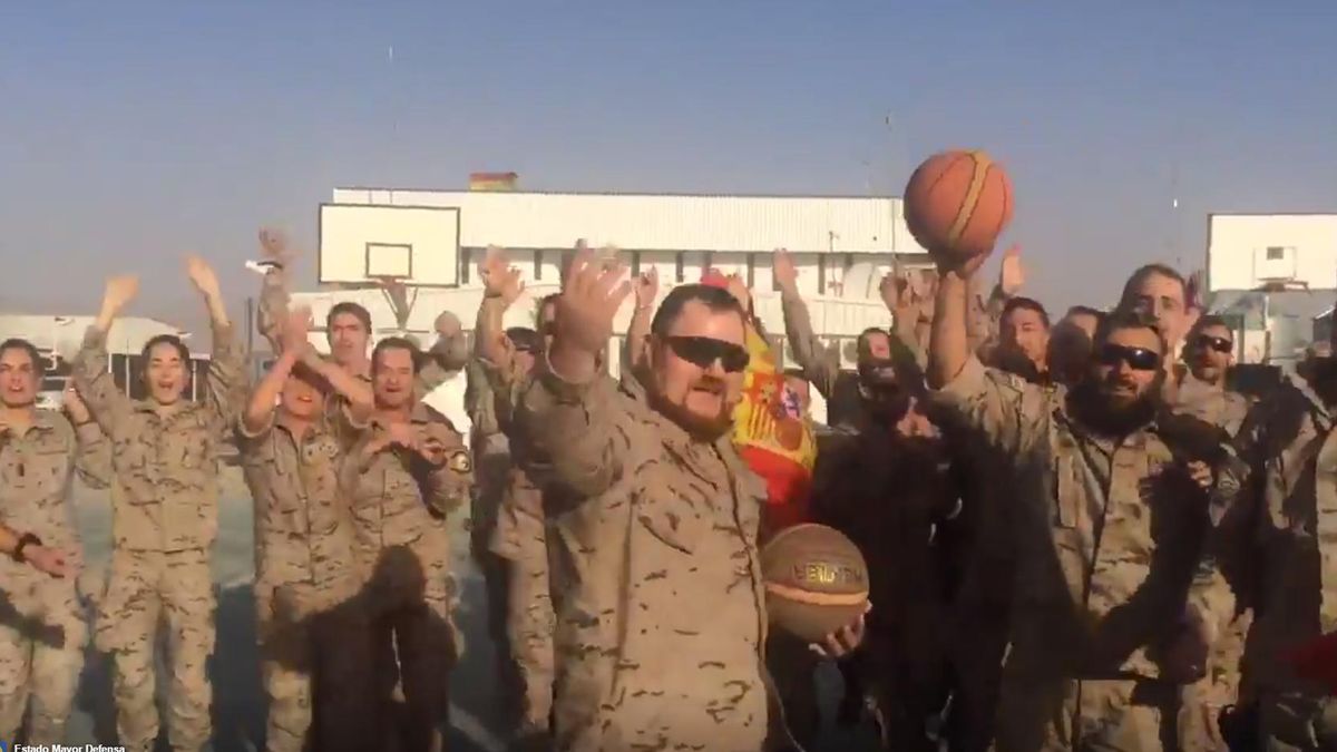 Los militares apoyan desde Afganistán a la selección española de baloncesto 