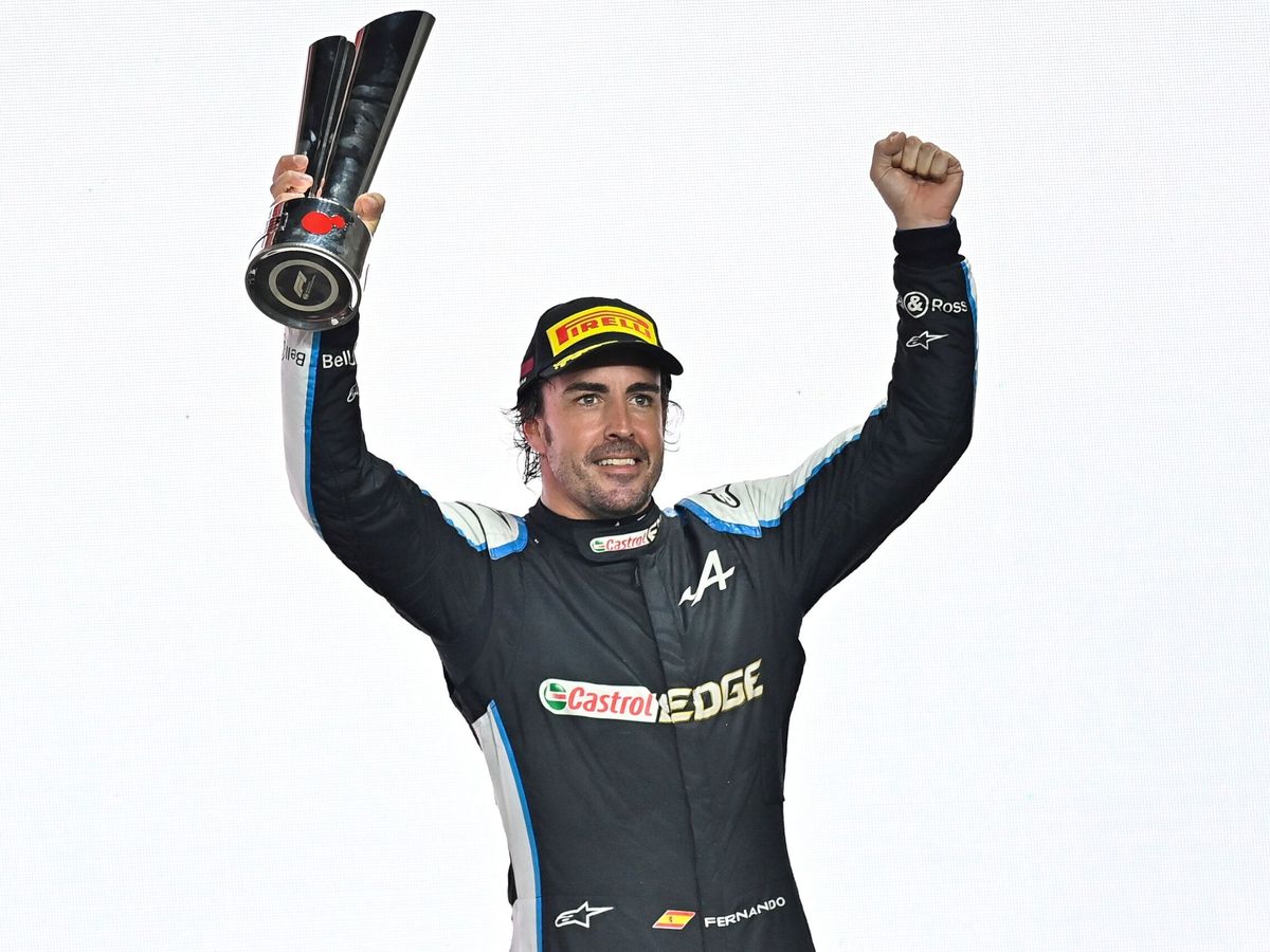 Foto: Fernando Alonso celebra su podio en Qatar. (EFE/Noushad Thekkayil)