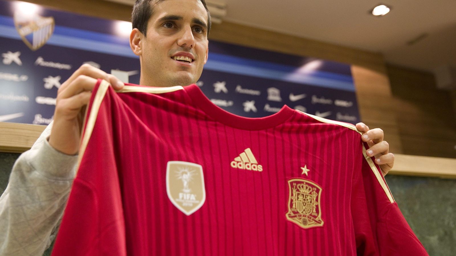 Foto: El delantero del Málaga Juanmi posa con la camiseta de la selección española.