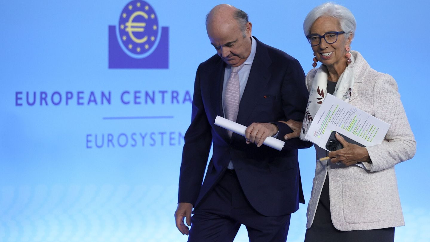 La presidenta del BCE, Christine Lagarde, junto al vicepresidente, Luis de Guindos. (EFE/Ronald Wittek)