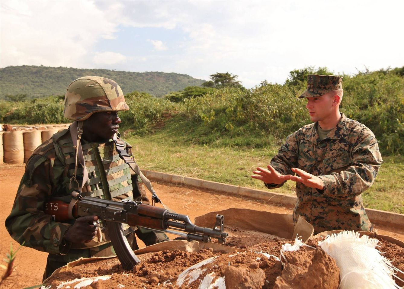 Un marine estadounidense entrena a un soldado ugandés en técnicas de cacheo, en junio de 2013. (Fuente: AFRICOM)