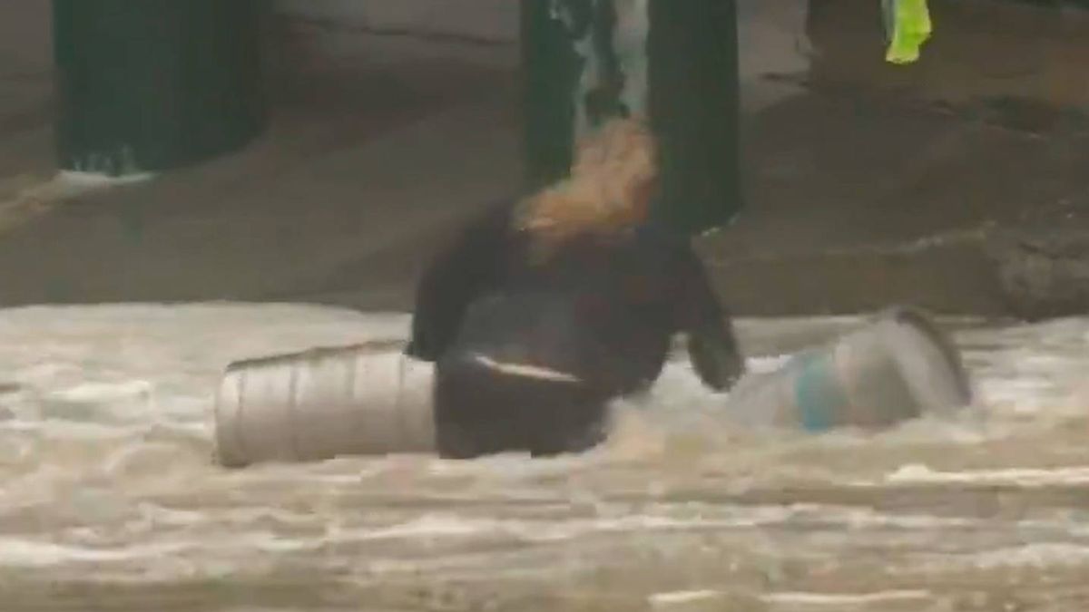 Una mujer pone su vida en juego para salvar dos barriles de cerveza en una riada