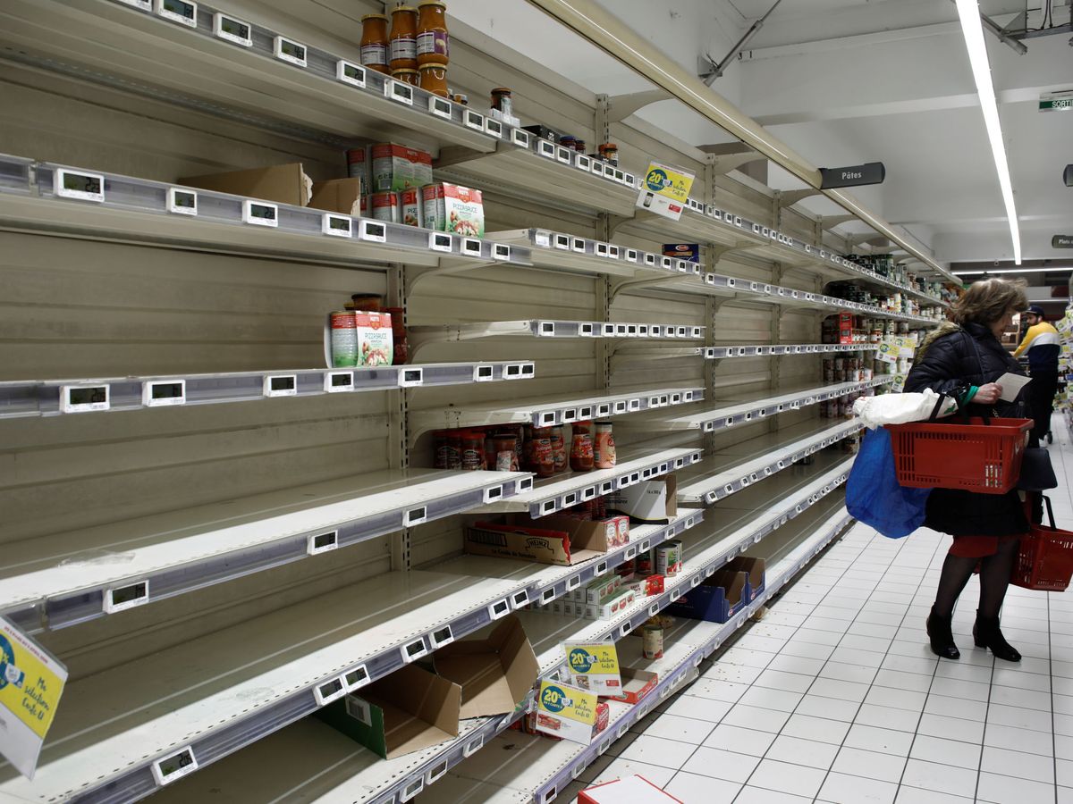 Foto: Imagen de un supermercado este sábado en París. (Reuters)