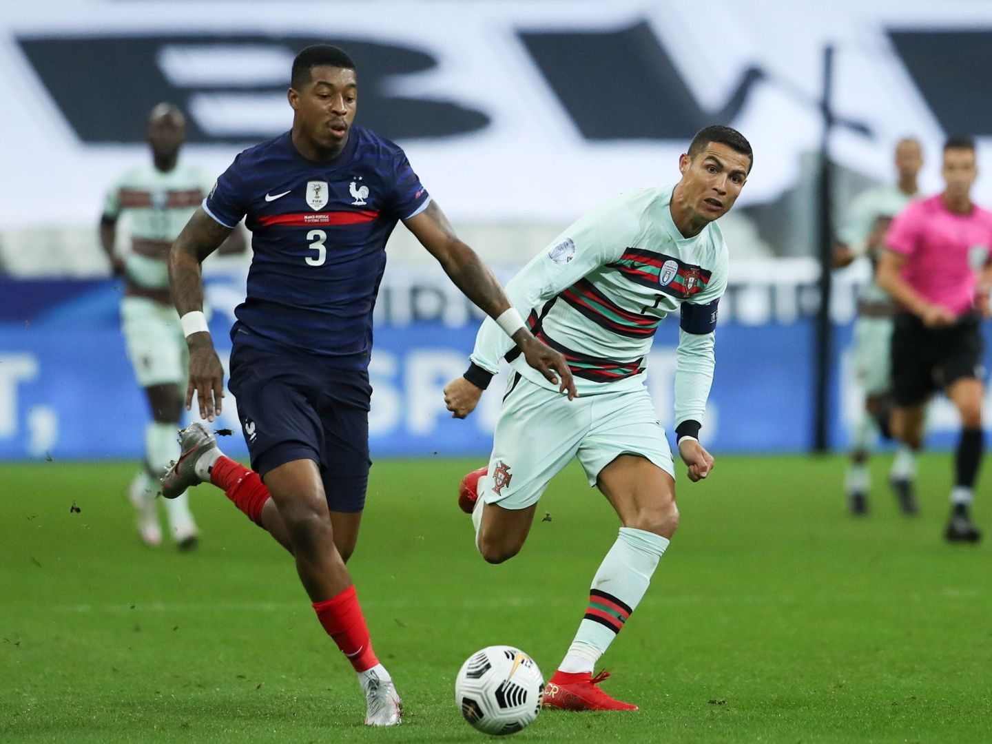 Kimpembe, junto a Cristiano Ronaldo en un Francia-Portugal. (Reuters)