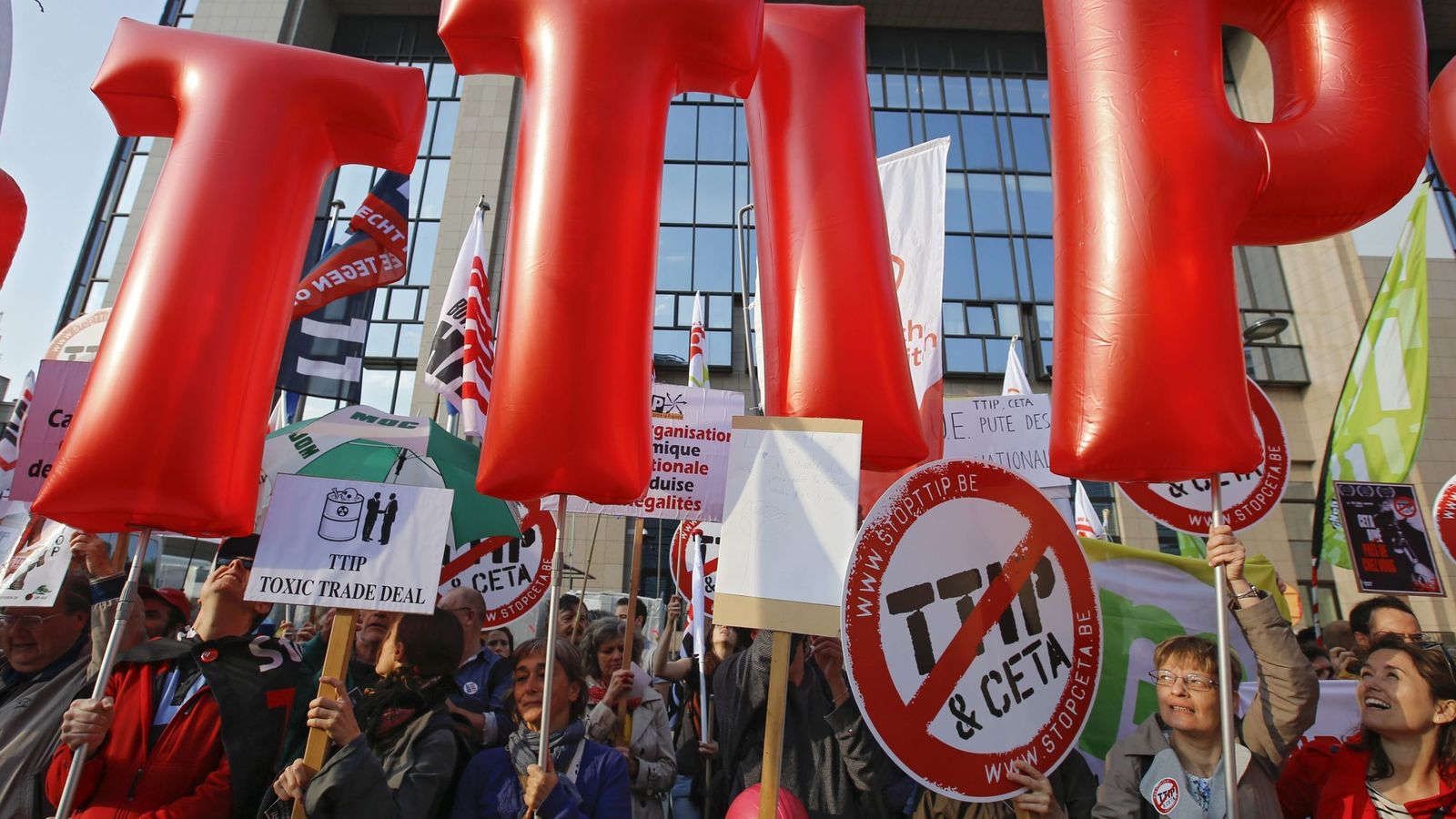 Foto: Protestas contra el TTIP y el acuerdo comercial con Canadá (CETA) en Bruselas, el 13 de mayo de 2016 (EFE)