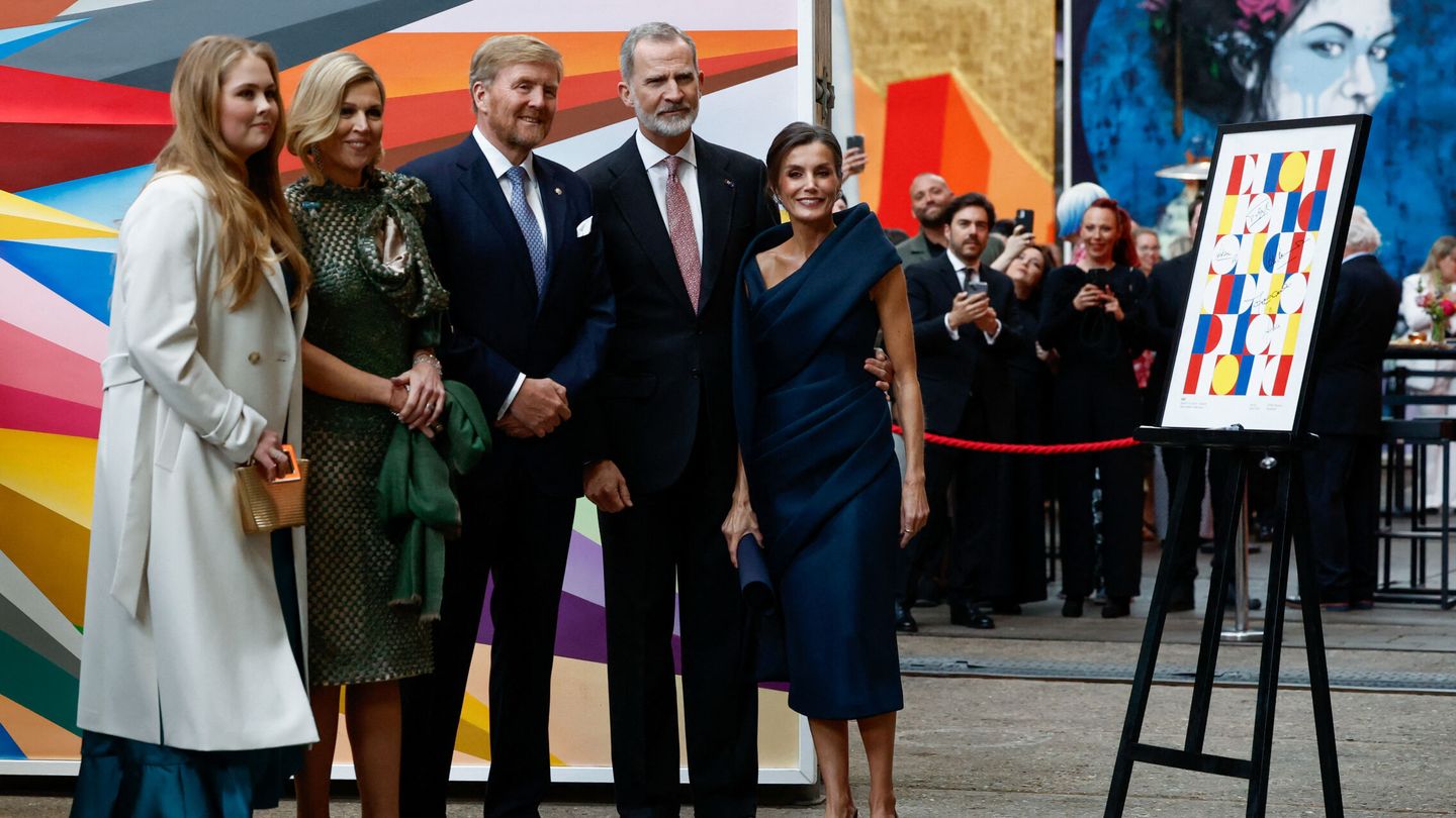 Los reyes de España, junto a los reyes de Países Bajos y la princesa heredera Amalia, posan en su visita a una exposición de arte urbano. (Reuters/Piroschka van de Wouw)