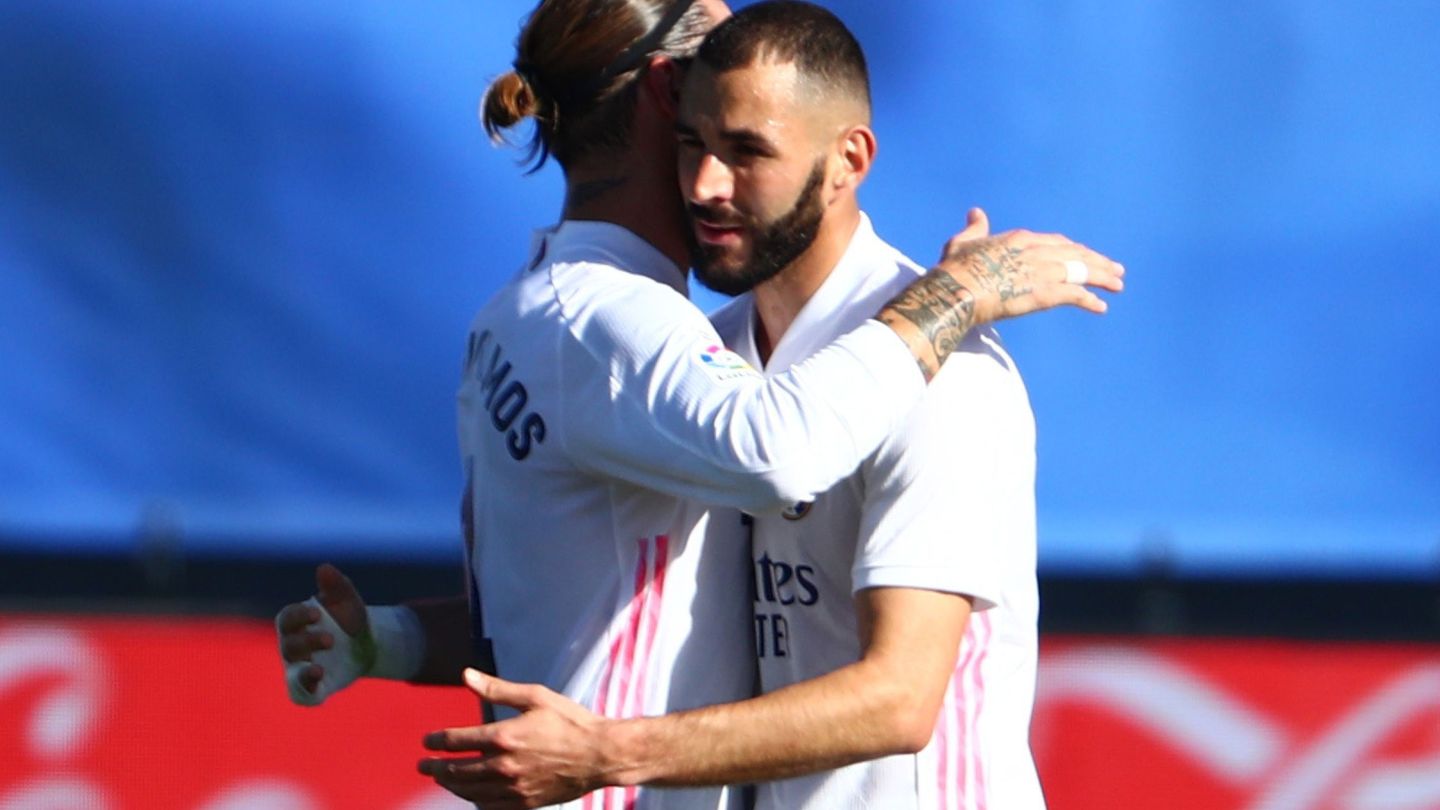 Sergio Ramos abraza a Benzema tras el gol del francés. (Efe)