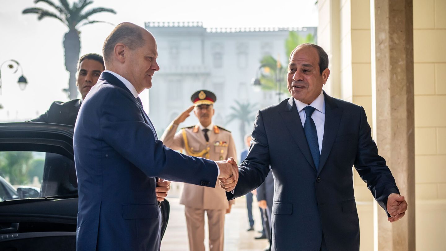 Cairo (Egypt), 18 10 2023.- Egyptian President Abdel Fattah al-Sisi (R) shakes hands with German Chancellor Olaf Scholz (L) as he welcomes him for his visit to Cairo, Egypt, 18 October 2023, to discuss the escalation in the Israeli-Palestinian conflict and the situation in Gaza. (Egipto, Alemania) EFE EPA Michael Kappeler   POOL 