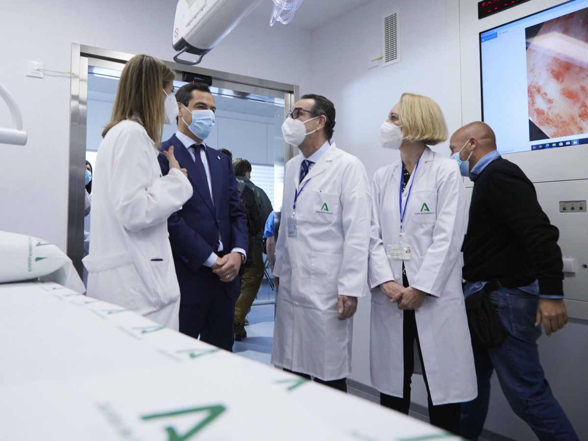 Foto: Juanma Moreno, durante su visita al hospital Doctor Muñoz Cariñanos de Sevilla. (Europa Press / Joaquín Corchero)