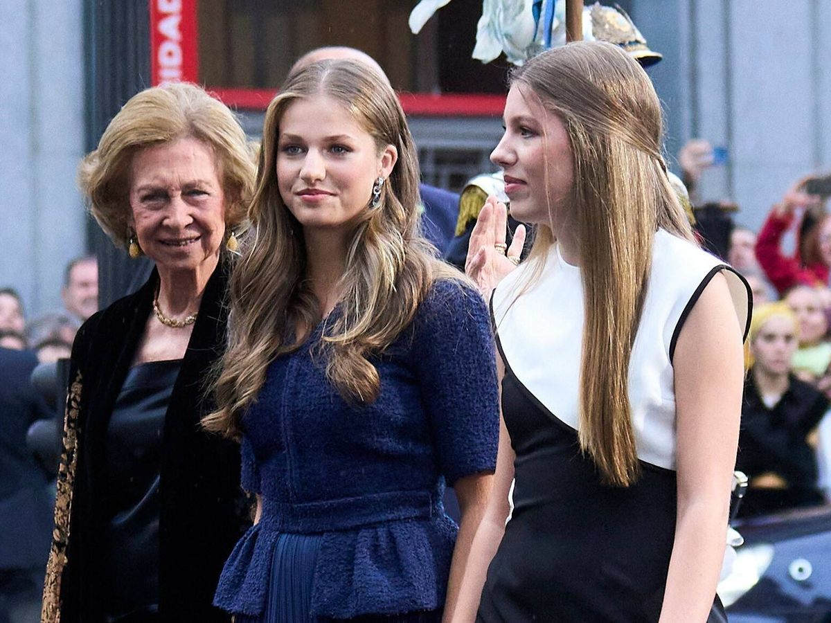 Foto: La Reina emérita, junto a Leonor y Sofía en los Premios Princesa de Asturias. (Limited Pictures)