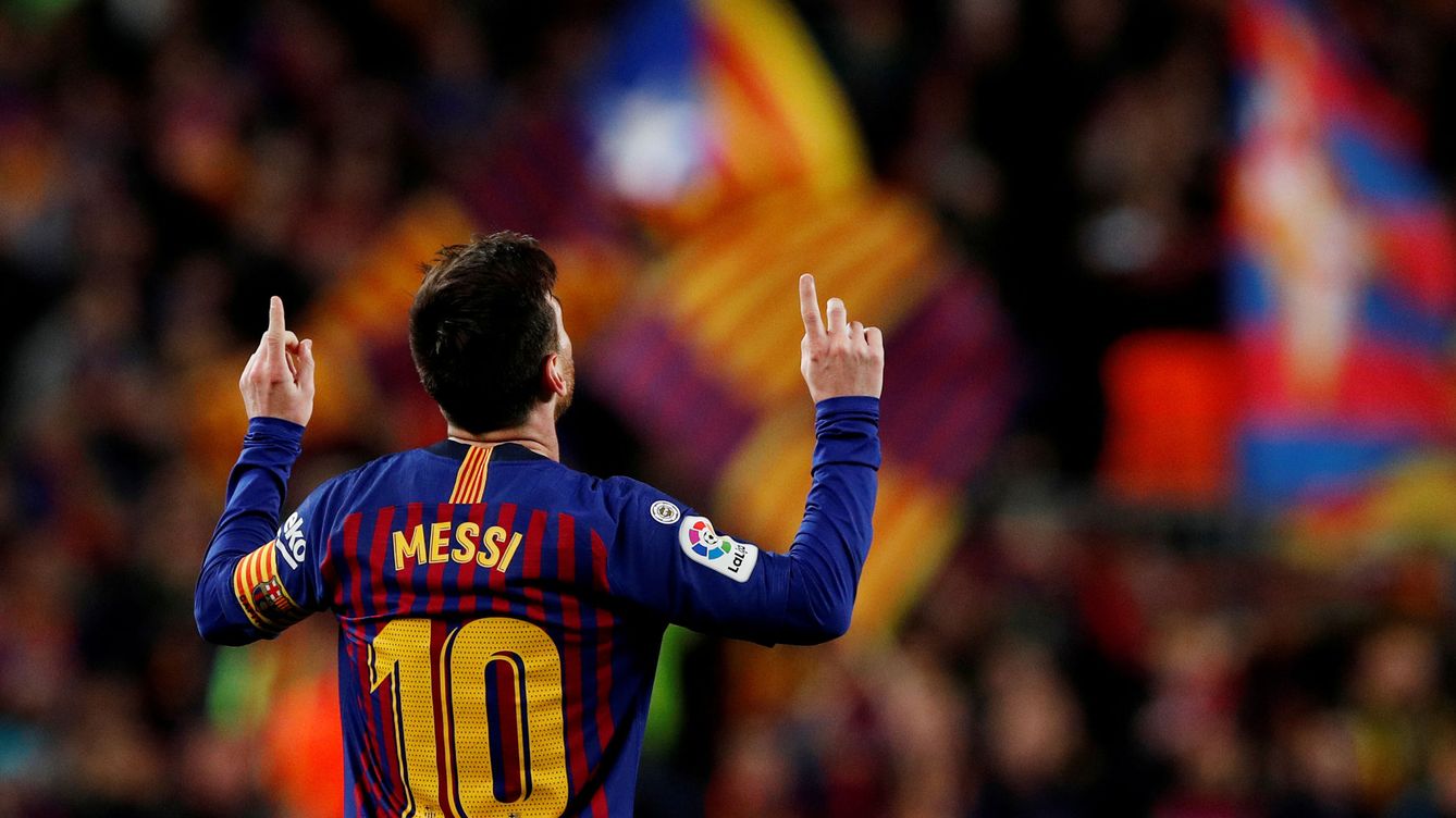 Foto: Leo Messi celebra un tanto con la afición del Camp Nou. (Reuters)